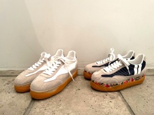 tao : シューズ ￥48400 (白×ベージュ)  /  ￥64900 (紺×マルチ)  