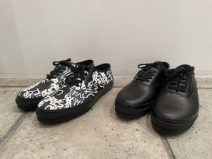 コムコム : シューズ ￥49500 (メッセージプリント) / ￥41800 (黒 ) 